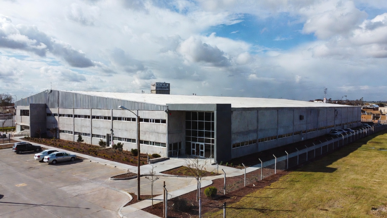 Nave de fábrica y oficinas vista desde el exterior