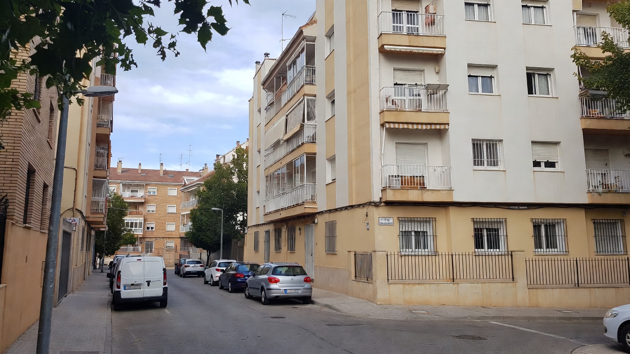 Calle de Plasencia, Móstoles, con la furgoneta de la empresa