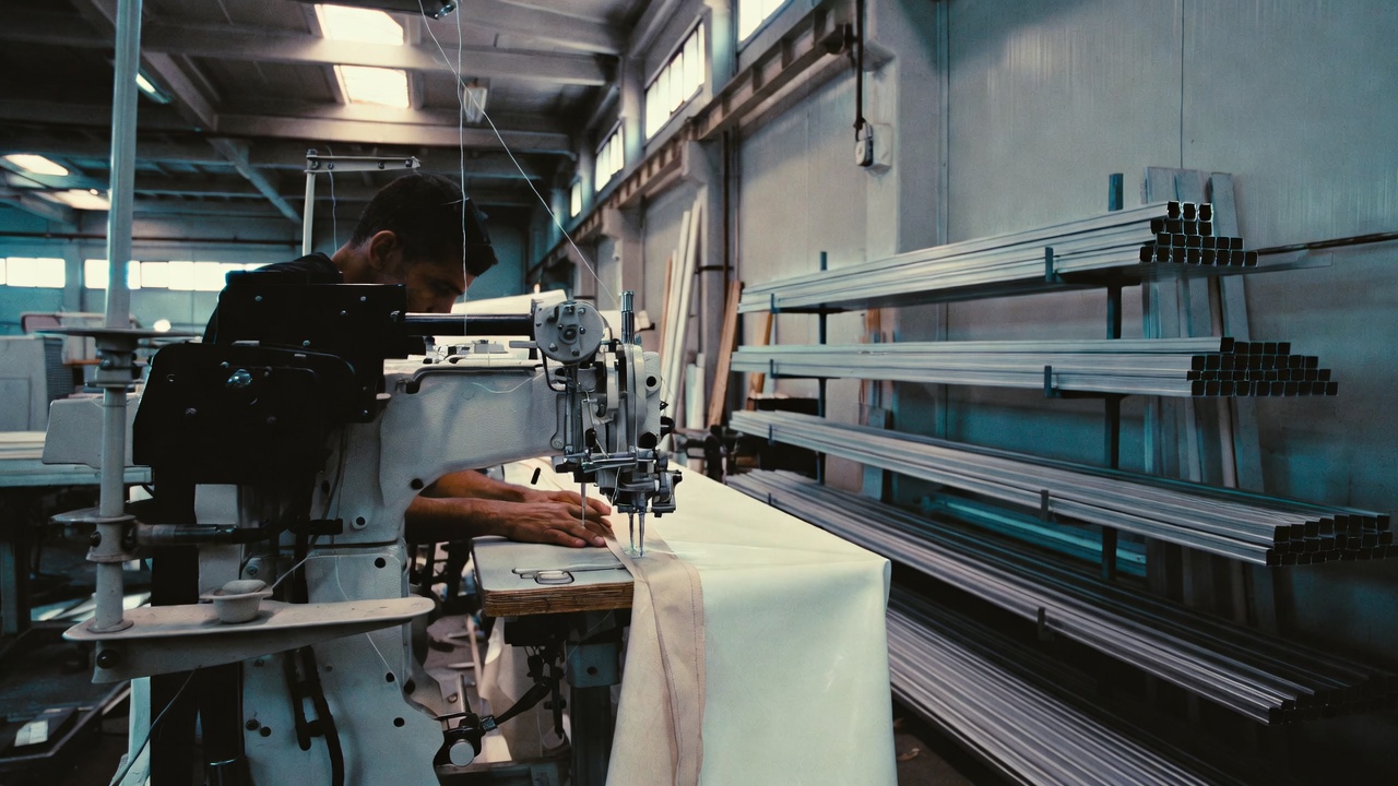Confección de lona en el taller, junto al almacén de perfil de aluminio
