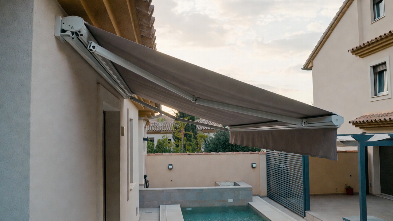 Toldo de brazos extendido sobre una fachada